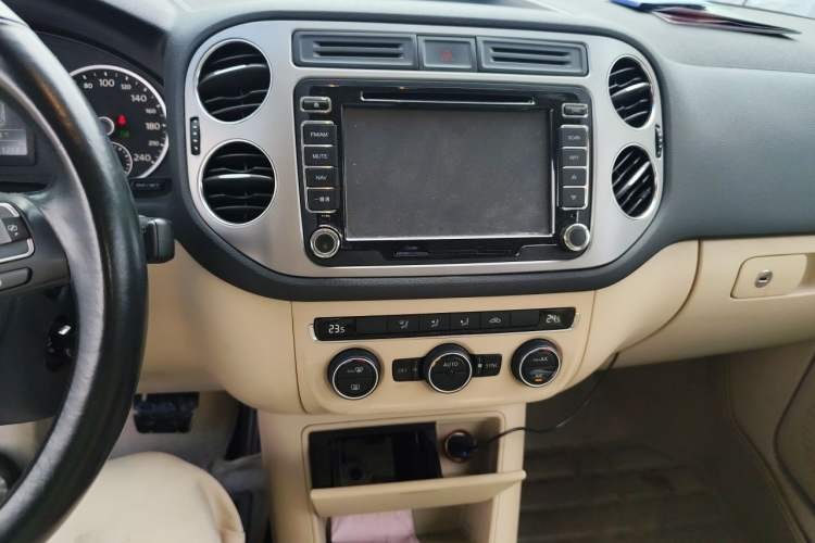 Used Volkswagen Tiguan 2013 1.8 TSI Automatic Two-Wheel Drive Comfort Edition Audio And AC Panel
