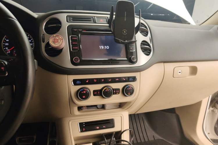 Used Volkswagen Tiguan 2013 2.0 TSI Automatic All-Wheel-Drive Flagship Edition Audio And AC Panel