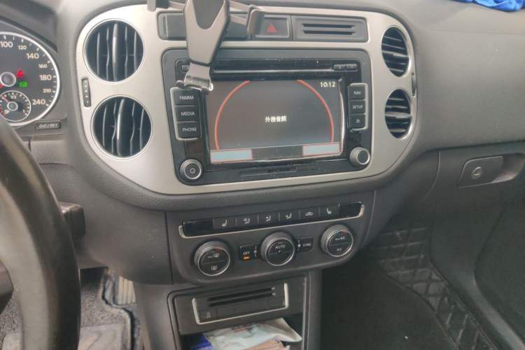 Used Volkswagen Tiguan 2013 1.8 TSI Automatic All-Wheel Drive Luxury Model Audio And AC Panel
