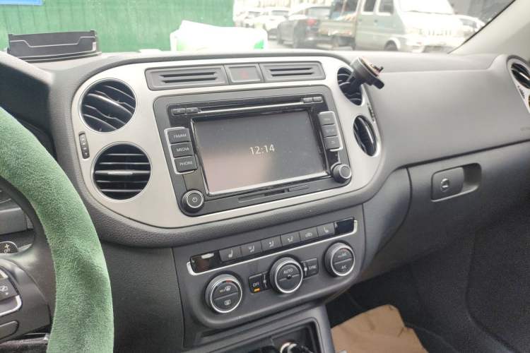 Used Volkswagen Tiguan 2013 1.8TSI Automatic Two-Wheel Drive Luxury Model Audio And AC Panel