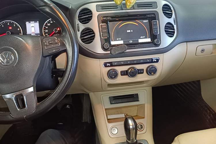 Used Volkswagen Tiguan 2013 2.0 TSI Automatic All-Wheel Drive Luxury Edition Audio And AC Panel