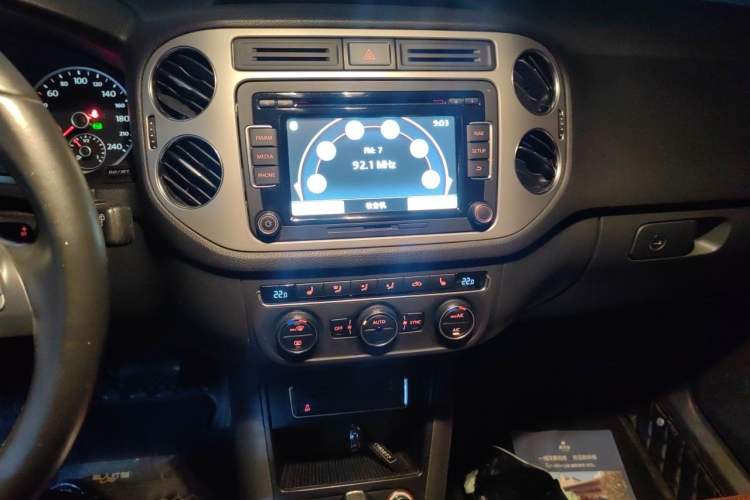 Used Volkswagen Tiguan 2013 2.0 TSI Automatic All-Wheel Drive Luxury Edition Audio And AC Panel
