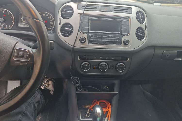 Used Volkswagen Tiguan 2013 1.8TSI Automatic All-Wheel-Drive Comfort Edition Audio And AC Panel