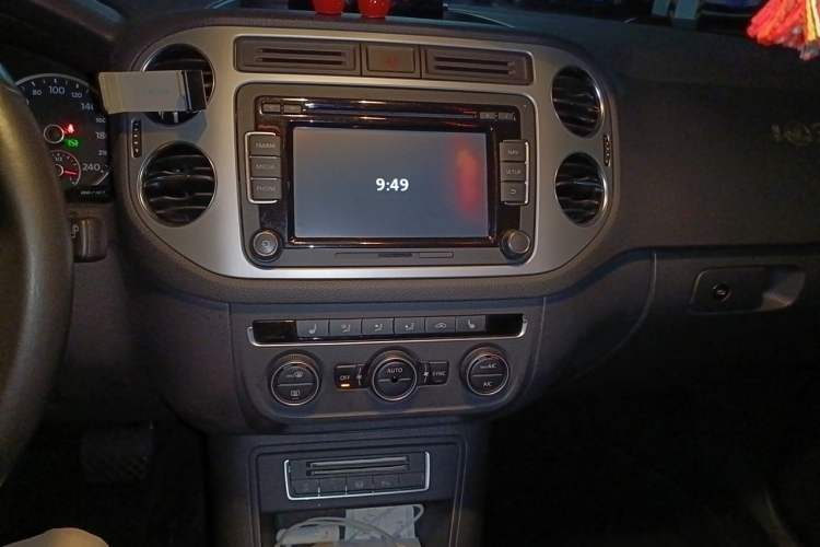 Used Volkswagen Tiguan 2013 2.0 TSI Automatic All-Wheel-Drive Flagship Edition Audio And AC Panel