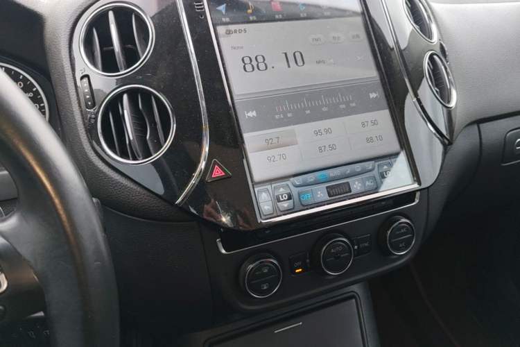 Used Volkswagen Tiguan 2013 1.8 TSI Automatic All-Wheel Drive Luxury Model Audio And AC Panel