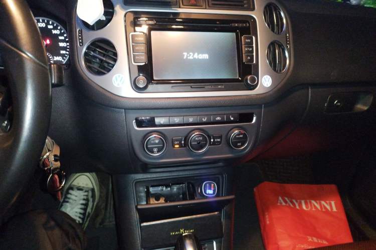 Used Volkswagen Tiguan 2013 1.8 TSI Automatic All-Wheel Drive Luxury Model Audio And AC Panel