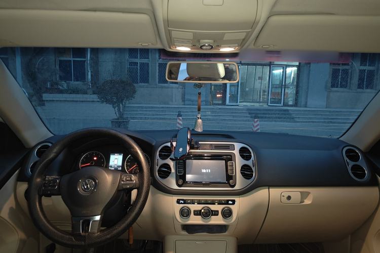Used Volkswagen Tiguan 2013 1.8 TSI Automatic All-Wheel Drive Luxury Model Center Console