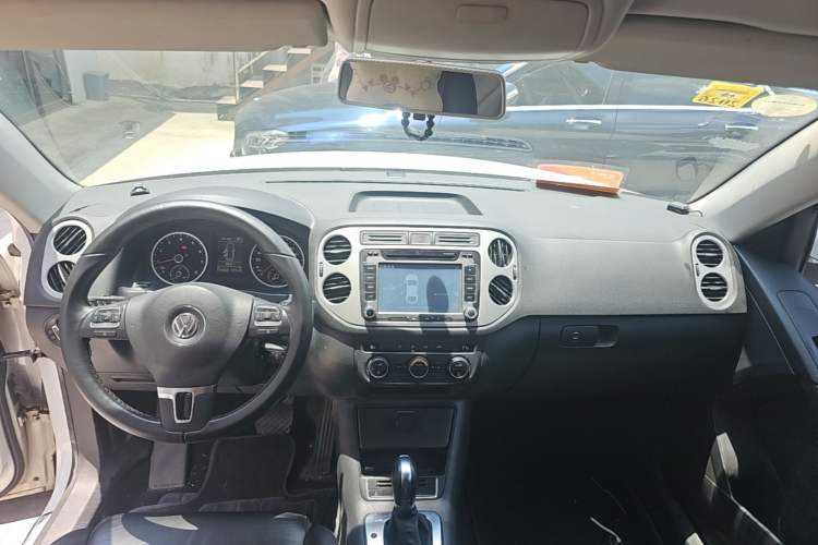 Used Volkswagen Tiguan 2013 1.8 TSI Automatic Two-Wheel Drive Comfort Edition Center Console