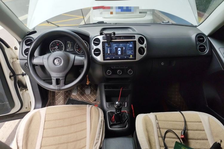 Used Volkswagen Tiguan 2013 1.8TSI Manual Two-Wheel Drive Trend Edition Center Console