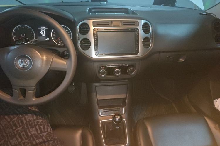 Used Volkswagen Tiguan 2013 1.8TSI Manual Two-Wheel Drive Trend Edition Center Console
