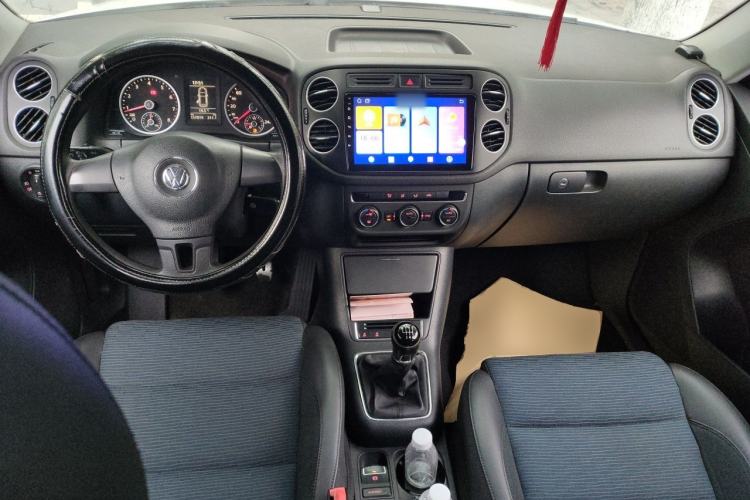 Used Volkswagen Tiguan 2013 1.4 TSI Manual Two-Wheel Drive BlueMotion Edition Center Console