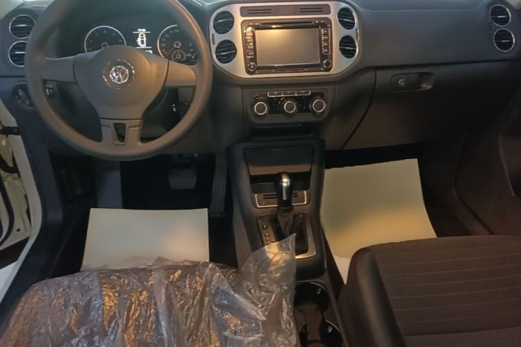 Used Volkswagen Tiguan 2013 1.8TSI Automatic Two-Wheel Drive Trend Edition Center Console