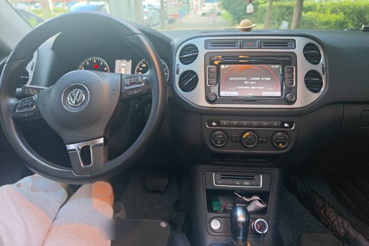 Used Volkswagen Tiguan 2013 2.0 TSI Automatic All-Wheel-Drive Flagship Edition Center Console