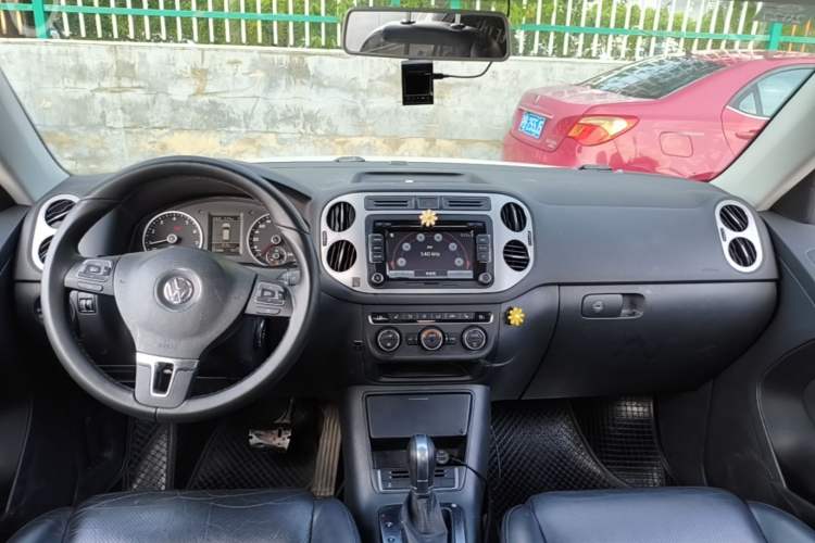 Used Volkswagen Tiguan 2013 1.8 TSI Automatic All-Wheel Drive Luxury Model Center Console