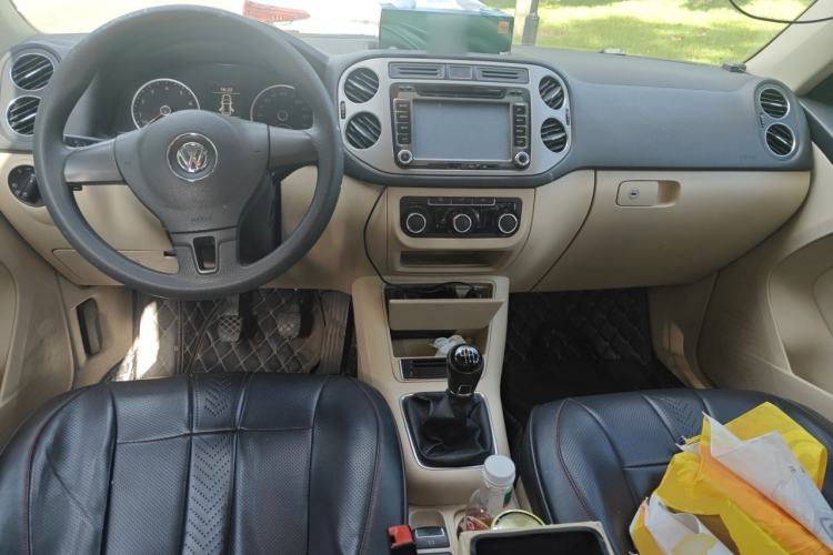Used Volkswagen Tiguan 2013 1.8TSI Manual Two-Wheel Drive Trend Edition Center Console