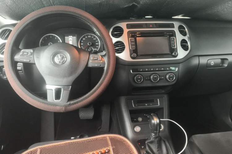 Used Volkswagen Tiguan 2013 2.0 TSI Automatic All-Wheel-Drive Flagship Edition Center Console