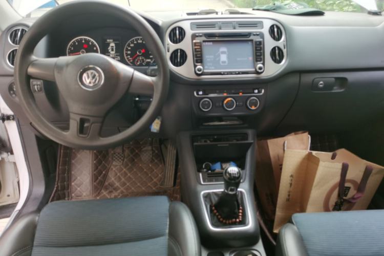 Used Volkswagen Tiguan 2013 1.4 TSI Manual Two-Wheel Drive BlueMotion Edition Center Console