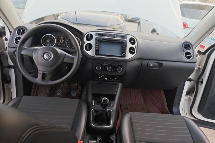Used Volkswagen Tiguan 2013 1.8TSI Manual Two-Wheel Drive Trend Edition Center Console