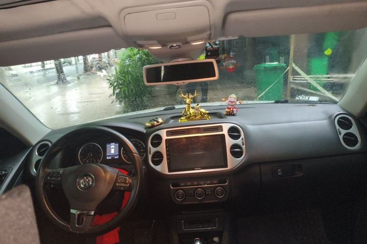 Used Volkswagen Tiguan 2013 2.0 TSI Automatic All-Wheel-Drive Flagship Edition Center Console