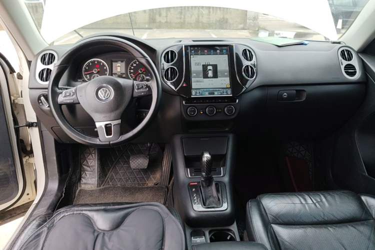 Used Volkswagen Tiguan 2013 1.8 TSI Automatic All-Wheel Drive Luxury Model Center Console