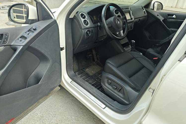 Used Volkswagen Tiguan 2013 2.0 TSI Automatic All-Wheel Drive Luxury Edition Driver Seat