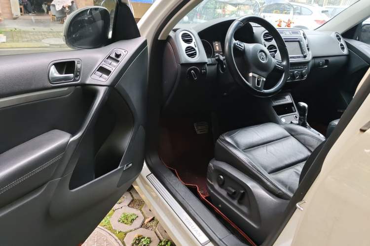 Used Volkswagen Tiguan 2013 2.0 TSI Automatic All-Wheel Drive Luxury Edition Driver Seat