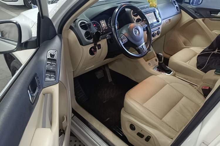 Used Volkswagen Tiguan 2013 2.0 TSI Automatic All-Wheel Drive Luxury Edition Driver Seat