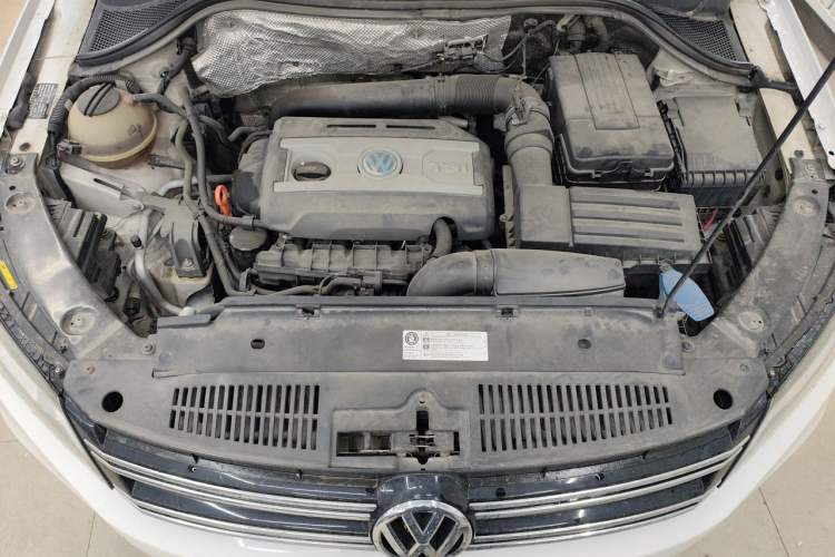 Used Volkswagen Tiguan 2013 1.8 TSI Automatic All-Wheel Drive Luxury Model Engine Bay
