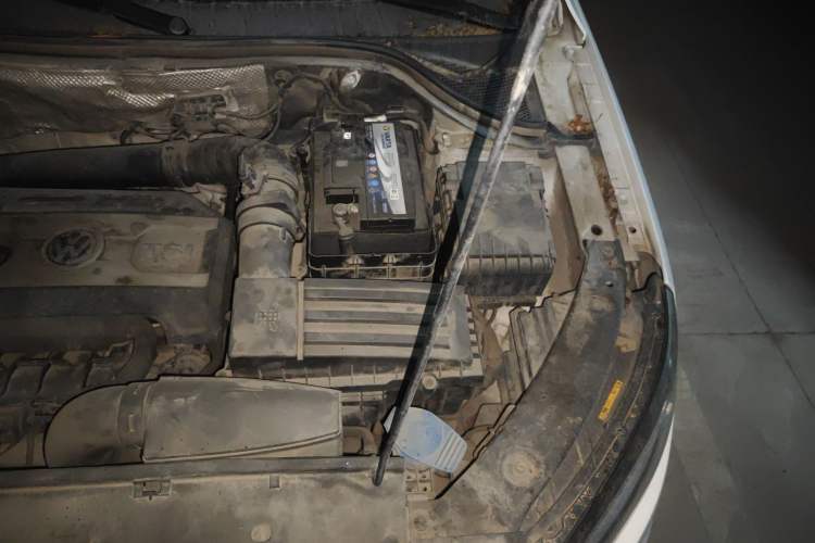 Used Volkswagen Tiguan 2013 1.8 TSI Automatic All-Wheel Drive Luxury Model Engine Bay Left