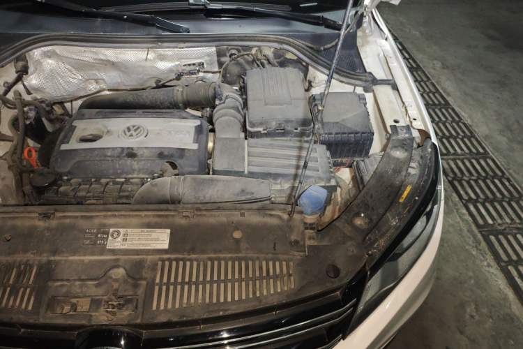 Used Volkswagen Tiguan 2013 1.8 TSI Automatic All-Wheel Drive Luxury Model Engine Bay Left