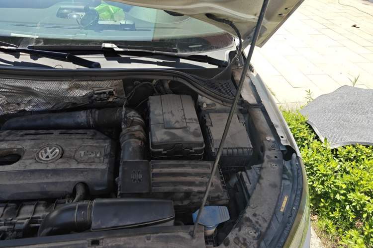 Used Volkswagen Tiguan 2013 1.8 TSI Automatic All-Wheel Drive Luxury Model Engine Bay Left