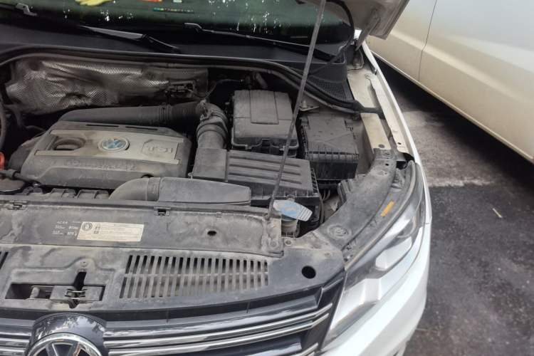 Used Volkswagen Tiguan 2013 1.8 TSI Automatic All-Wheel Drive Luxury Model Engine Bay Left
