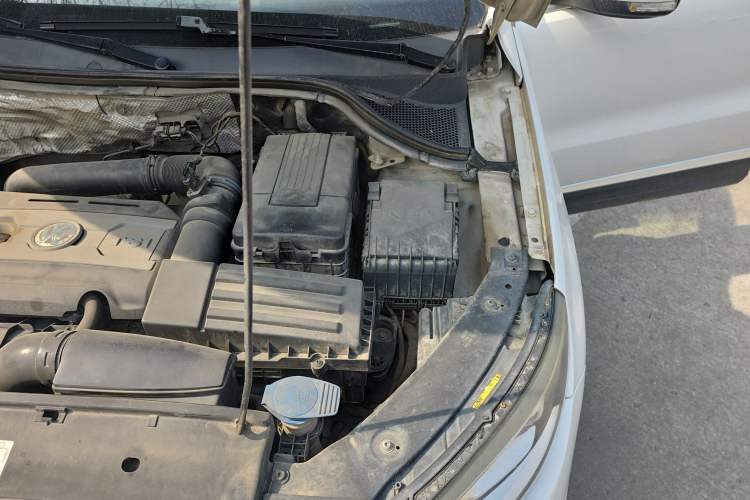 Used Volkswagen Tiguan 2013 2.0 TSI Automatic All-Wheel Drive Luxury Edition Engine Bay Left