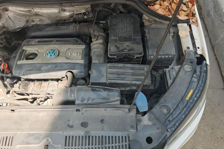Used Volkswagen Tiguan 2013 1.8 TSI Automatic All-Wheel Drive Luxury Model Engine Bay Left