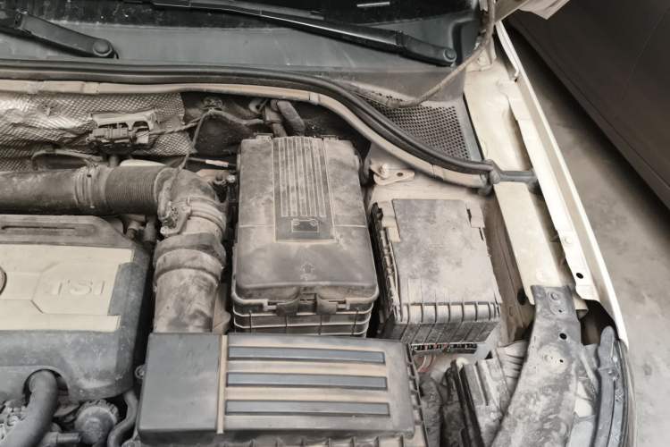 Used Volkswagen Tiguan 2013 1.8 TSI Automatic All-Wheel Drive Luxury Model Engine Bay Left