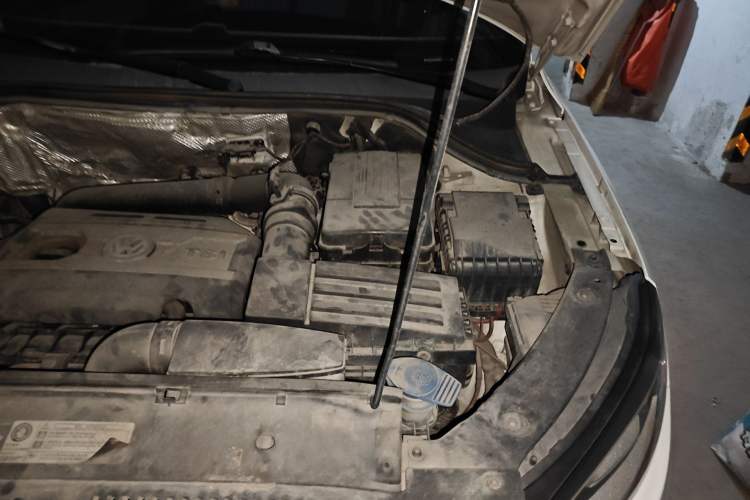 Used Volkswagen Tiguan 2013 1.8 TSI Automatic All-Wheel Drive Luxury Model Engine Bay Left