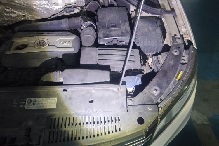 Used Volkswagen Tiguan 2013 1.8 TSI Automatic All-Wheel Drive Luxury Model Engine Bay Left
