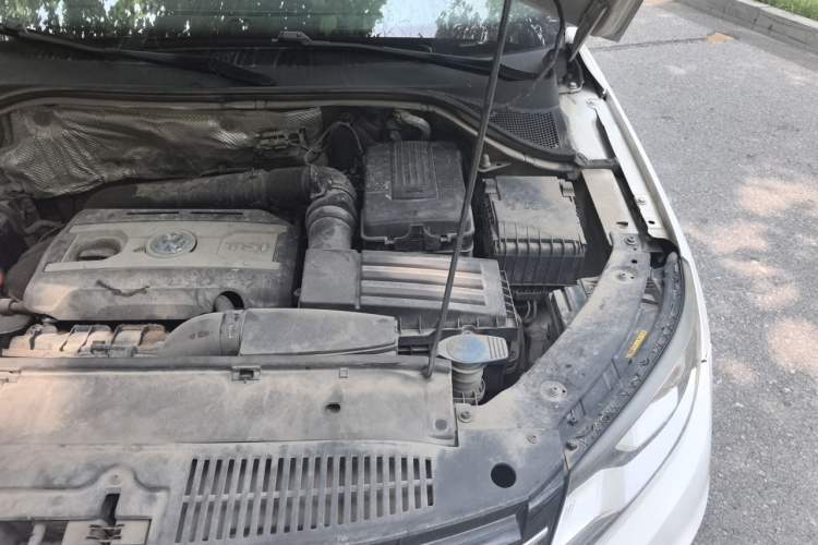 Used Volkswagen Tiguan 2013 1.8 TSI Automatic All-Wheel Drive Luxury Model Engine Bay Left