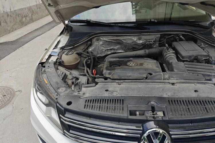 Used Volkswagen Tiguan 2013 1.8 TSI Automatic All-Wheel Drive Luxury Model Engine Bay Left