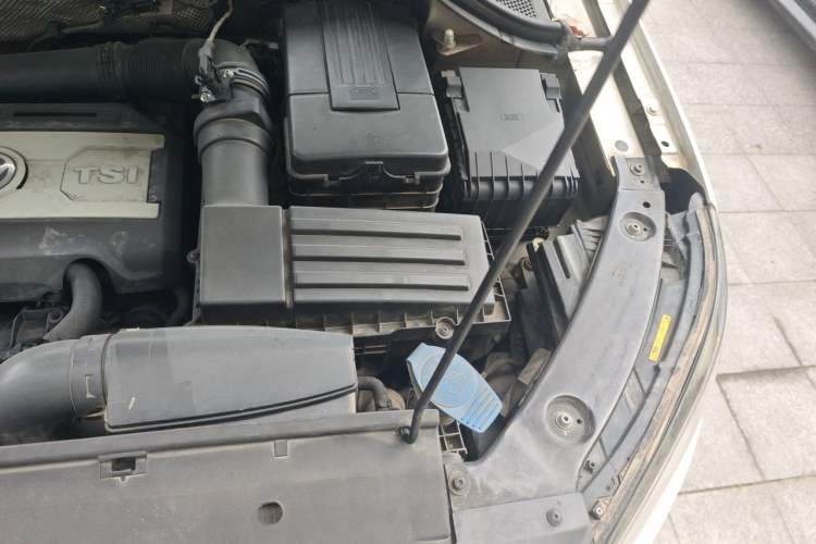 Used Volkswagen Tiguan 2013 1.8 TSI Automatic All-Wheel Drive Luxury Model Engine Bay Left