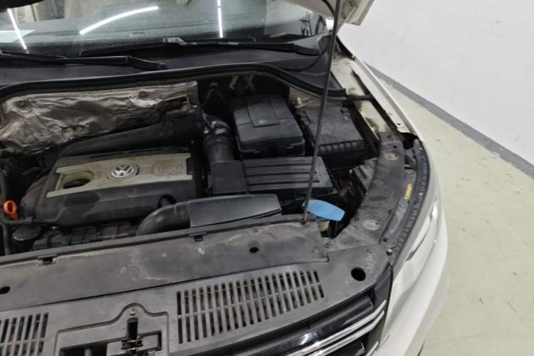 Used Volkswagen Tiguan 2013 1.8 TSI Automatic All-Wheel Drive Luxury Model Engine Bay Left