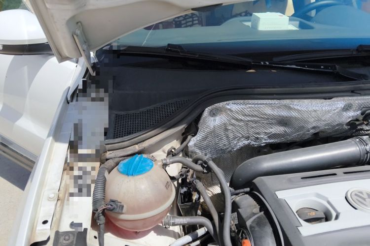 Used Volkswagen Tiguan 2013 1.8 TSI Automatic All-Wheel Drive Luxury Model Engine Bay Right