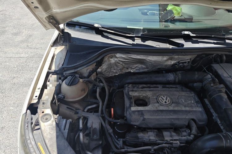Used Volkswagen Tiguan 2013 1.8 TSI Automatic All-Wheel Drive Luxury Model Engine Bay Right