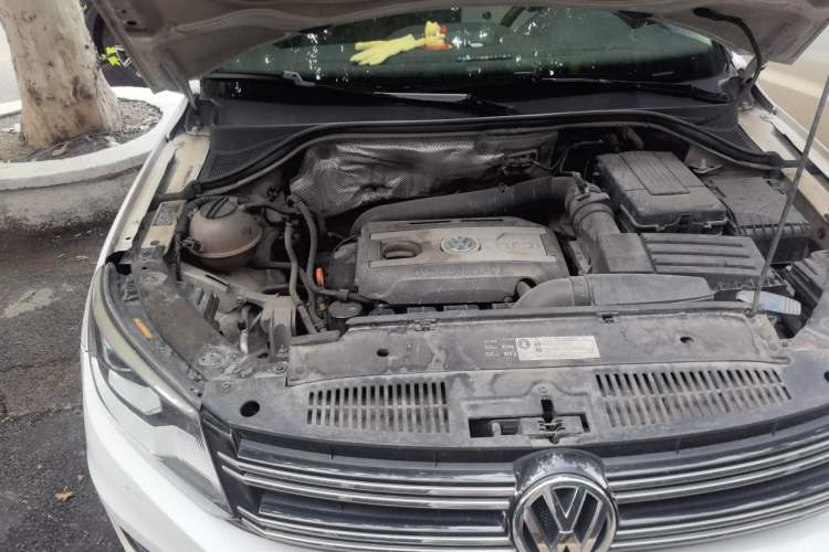 Used Volkswagen Tiguan 2013 1.8 TSI Automatic All-Wheel Drive Luxury Model Engine Bay Right