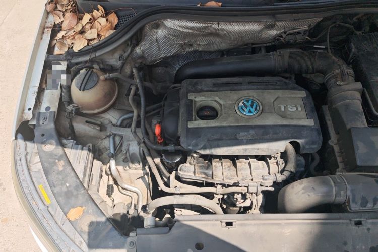 Used Volkswagen Tiguan 2013 1.8 TSI Automatic All-Wheel Drive Luxury Model Engine Bay Right