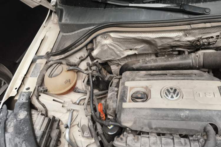 Used Volkswagen Tiguan 2013 1.8 TSI Automatic All-Wheel Drive Luxury Model Engine Bay Right