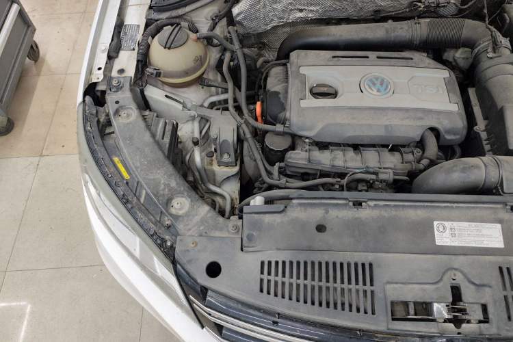Used Volkswagen Tiguan 2013 1.8 TSI Automatic All-Wheel Drive Luxury Model Engine Bay Right