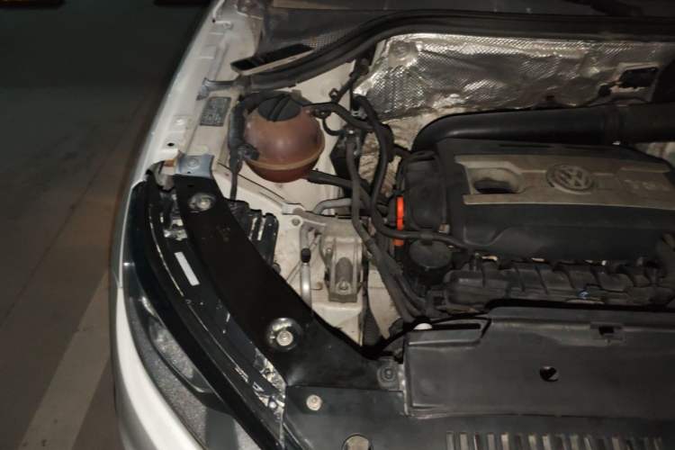 Used Volkswagen Tiguan 2013 1.8 TSI Automatic All-Wheel Drive Luxury Model Engine Bay Right