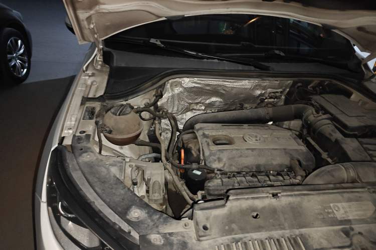 Used Volkswagen Tiguan 2013 1.8 TSI Automatic All-Wheel Drive Luxury Model Engine Bay Right