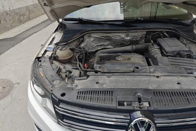 Used Volkswagen Tiguan 2013 1.8 TSI Automatic All-Wheel Drive Luxury Model Engine Bay Right